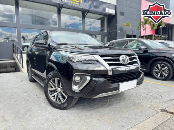 TOYOTA HILUX SW4 2.8 SRX 4X4 7 LUGARES 16V TURBO INTERCOOLER DIESEL 4P AUTOMÁTICO